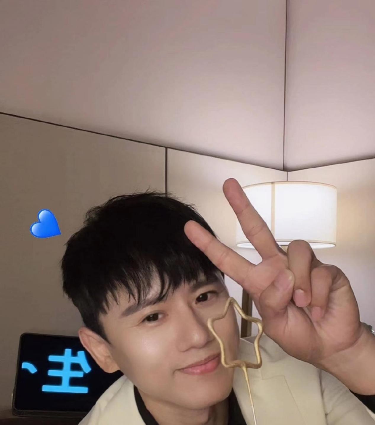 张杰助理倒卖免费门票 歌手张杰的生日会被曝出助理罗京涉嫌与黄牛