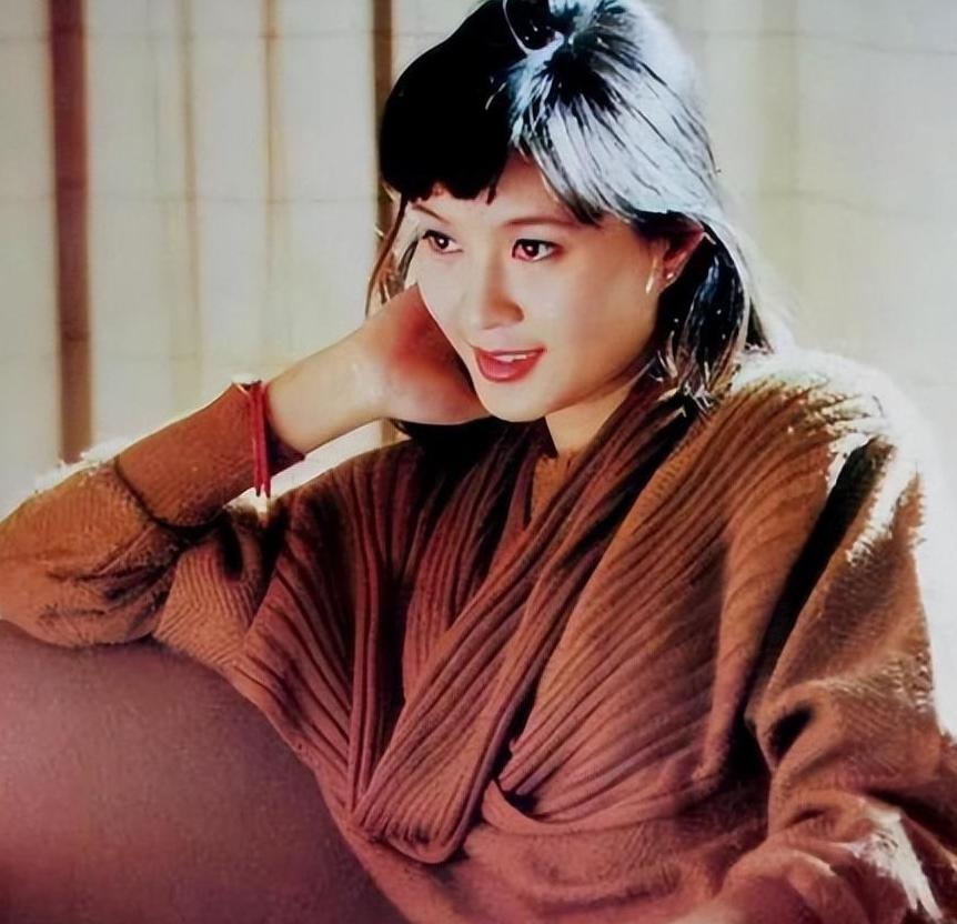 方舒:历经坎坷,独自抚养女儿,成为女性典范 方舒,80年代知名女演员,以