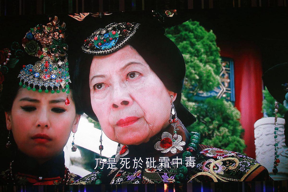 小燕子与皇宫的最后告别 小燕子决定离开皇宫,匆忙前来向皇后和容嬷嬷