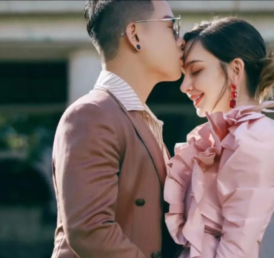 真爱与梦想:凯诺与梦露的逆袭人生 凯诺靠着自己的才艺和坚持打开了