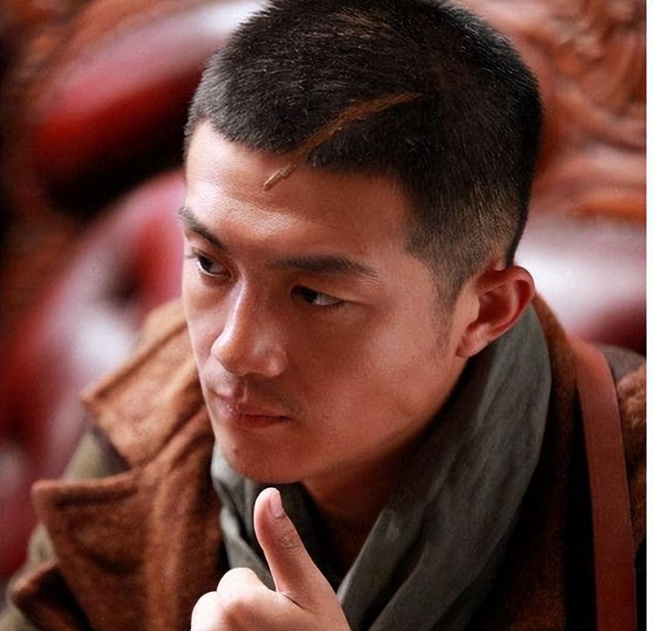 李泽锋:从被导演发掘到荧屏璀璨,演艺之路的华丽蜕变 李泽锋,一个在