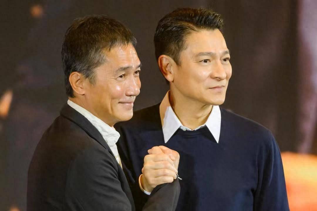 刘德华梁朝伟同框现身路演,60岁刘德华仍帅气如初 刘德华和梁朝伟两位