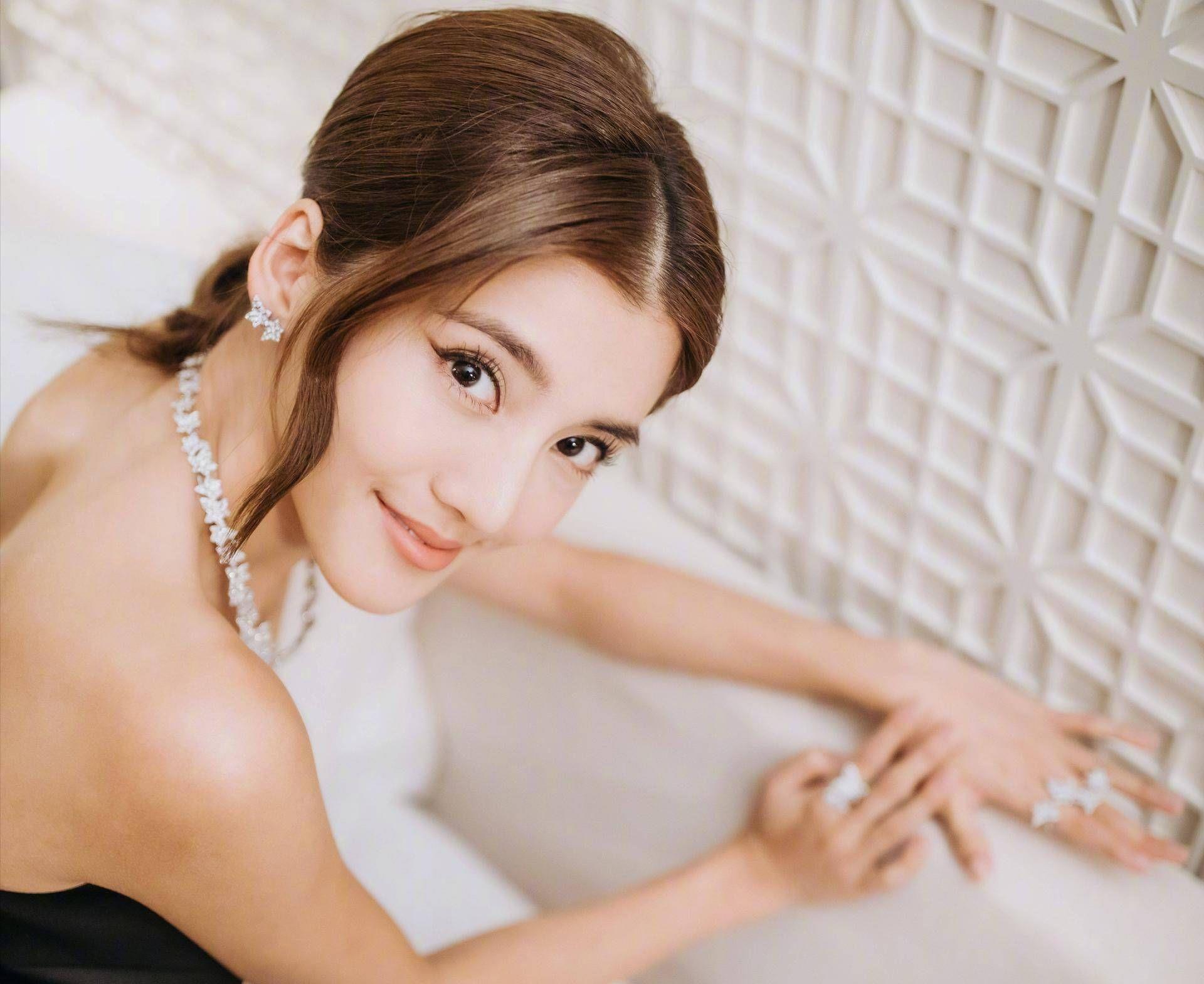 吴千语订婚宴:浪漫爱情与美食盛宴 吴千语订婚曝光,身穿红色礼服,展现