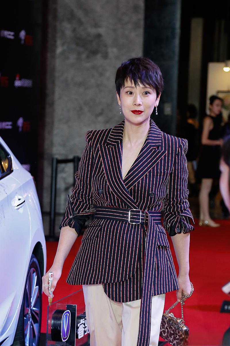 海清凭借自身卓越的演技,出众的外貌以及独特的气质备受观众喜爱和