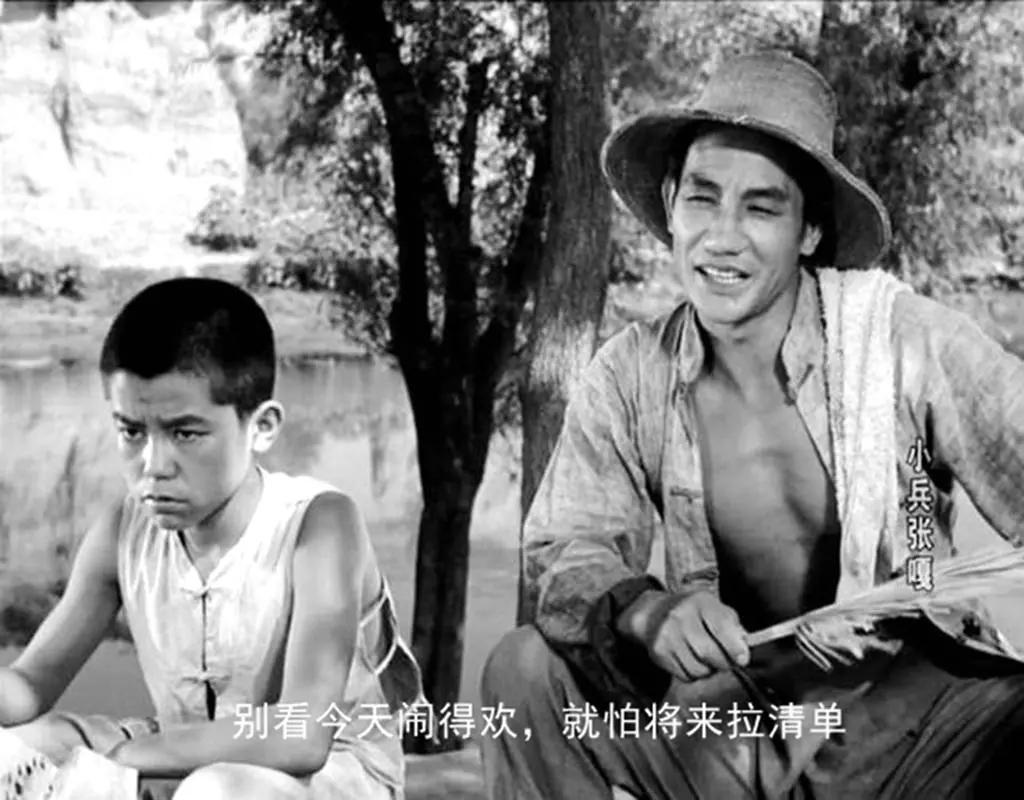 重看《小兵张嘎》,倍感亲切 《小兵张嘎》是一部经典的老电影,讲述了