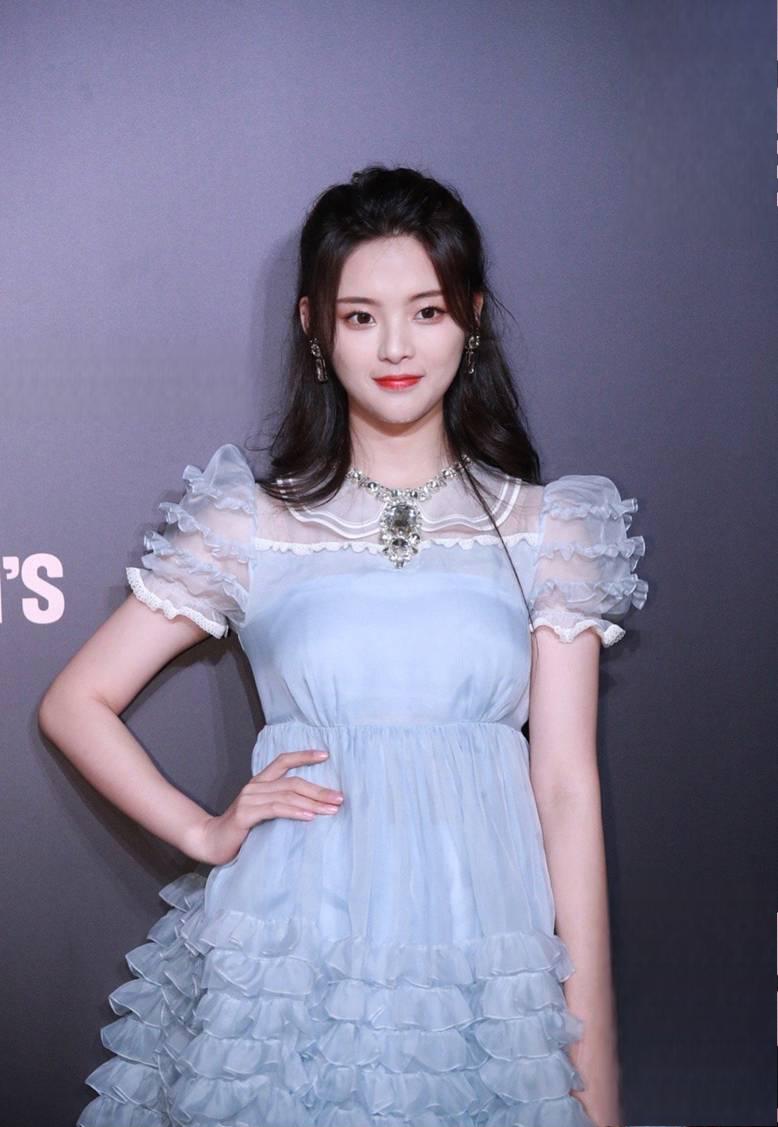 杨超越:人间芭比 杨超越身穿浅蓝色连衣裙,凸显出她优雅的气质和少女