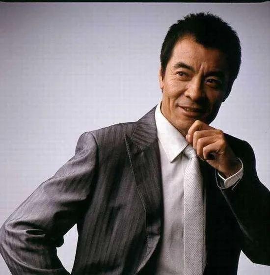 刘威:演艺事业的热爱 刘威,一个出生在吉林省长春市的艺术世家,从相声