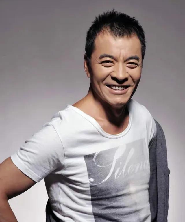 刘威:演艺事业的热爱 刘威,一个出生在吉林省长春市的艺术世家,从相声