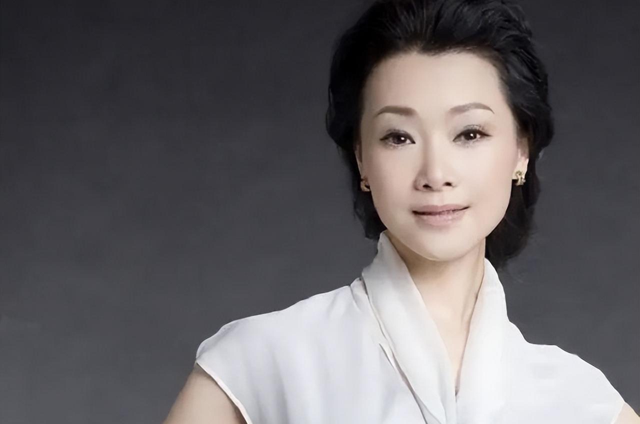 吕薇:历经风雨,绽放音乐之路 吕薇,一个在音乐舞台上闪耀的女高音歌唱