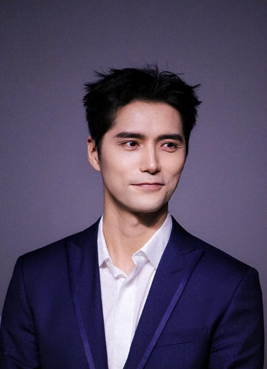 阿云嘎鲁豫同居愈演愈烈 歌手阿云嘎和女主持人陈鲁豫同居,相差19岁