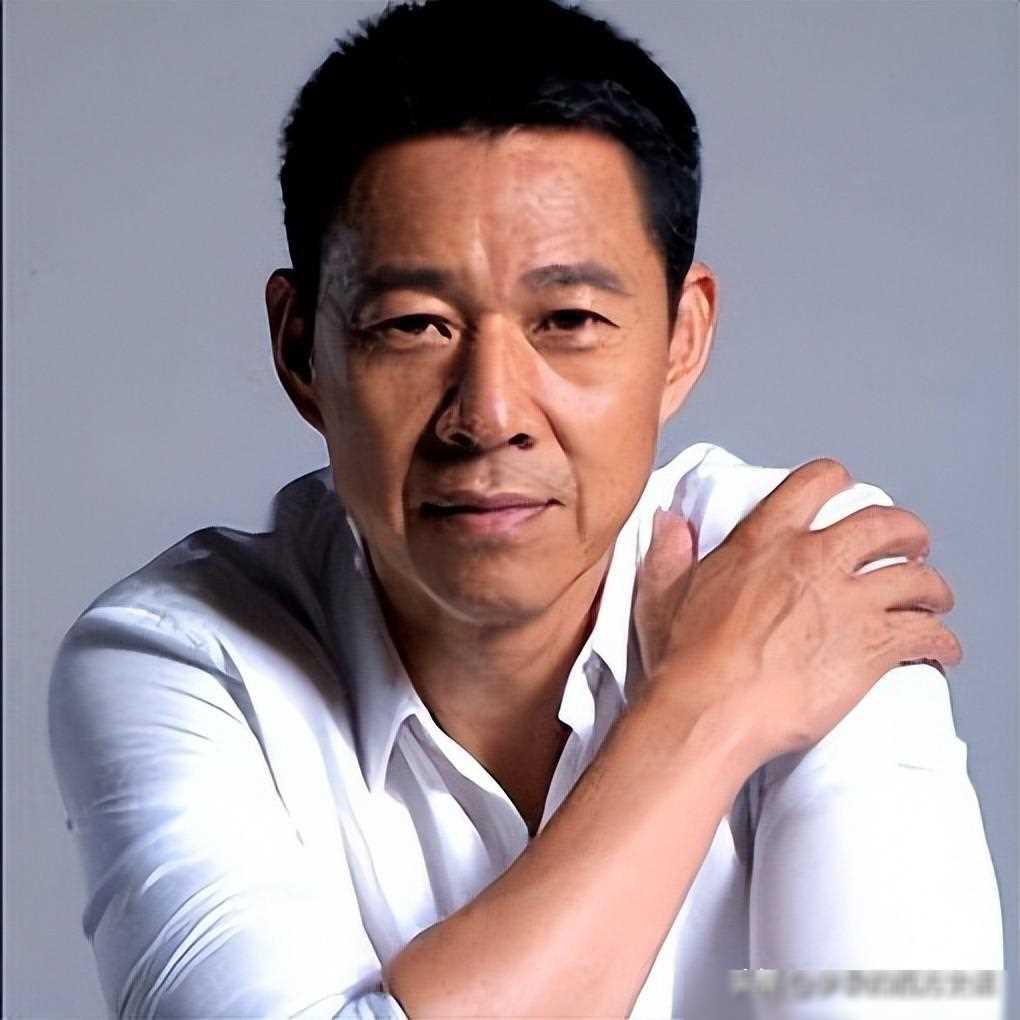 霍凡,一个江南水乡的舞蹈老师,与丈夫郭明结婚29年未生子女,却依颈换