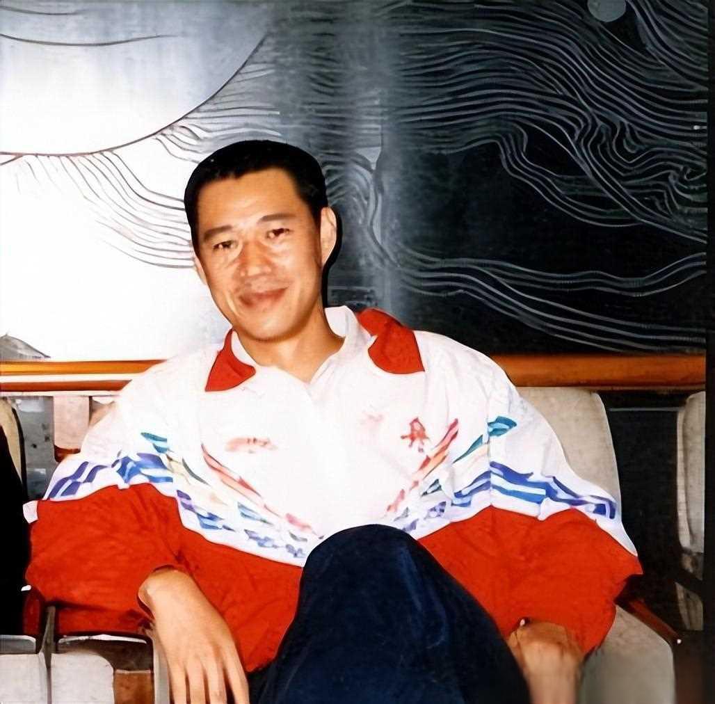 霍凡,一个江南水乡的舞蹈老师,与丈夫郭明结婚29年未生子女,却依颈换