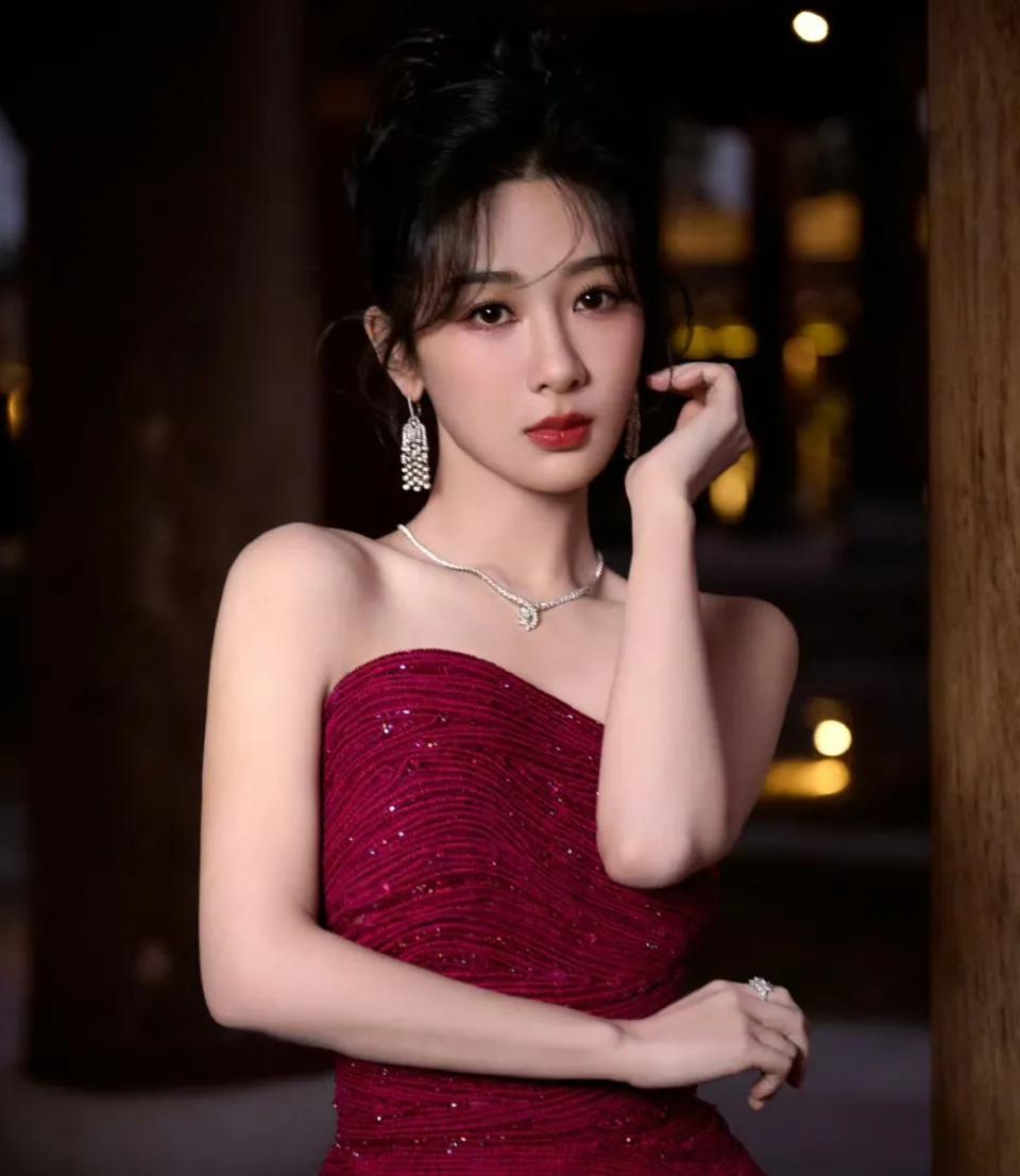 杨紫的红色礼服 杨紫的这套红色礼服设计得非常精致,无论是从色彩还是