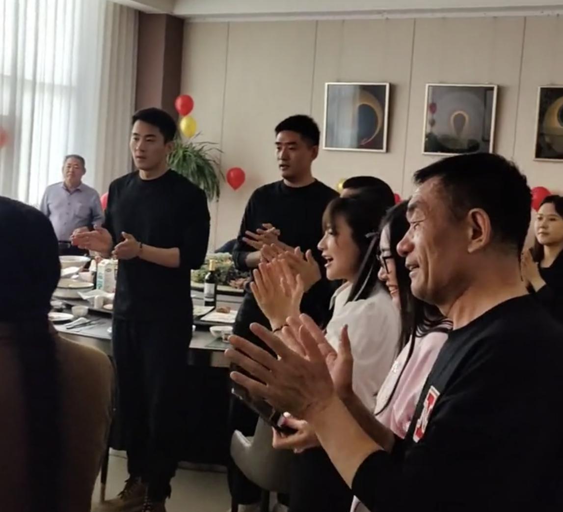 家族关系中的财富与情感 前段时间,杨子妈妈的88岁生日庆生画面引发