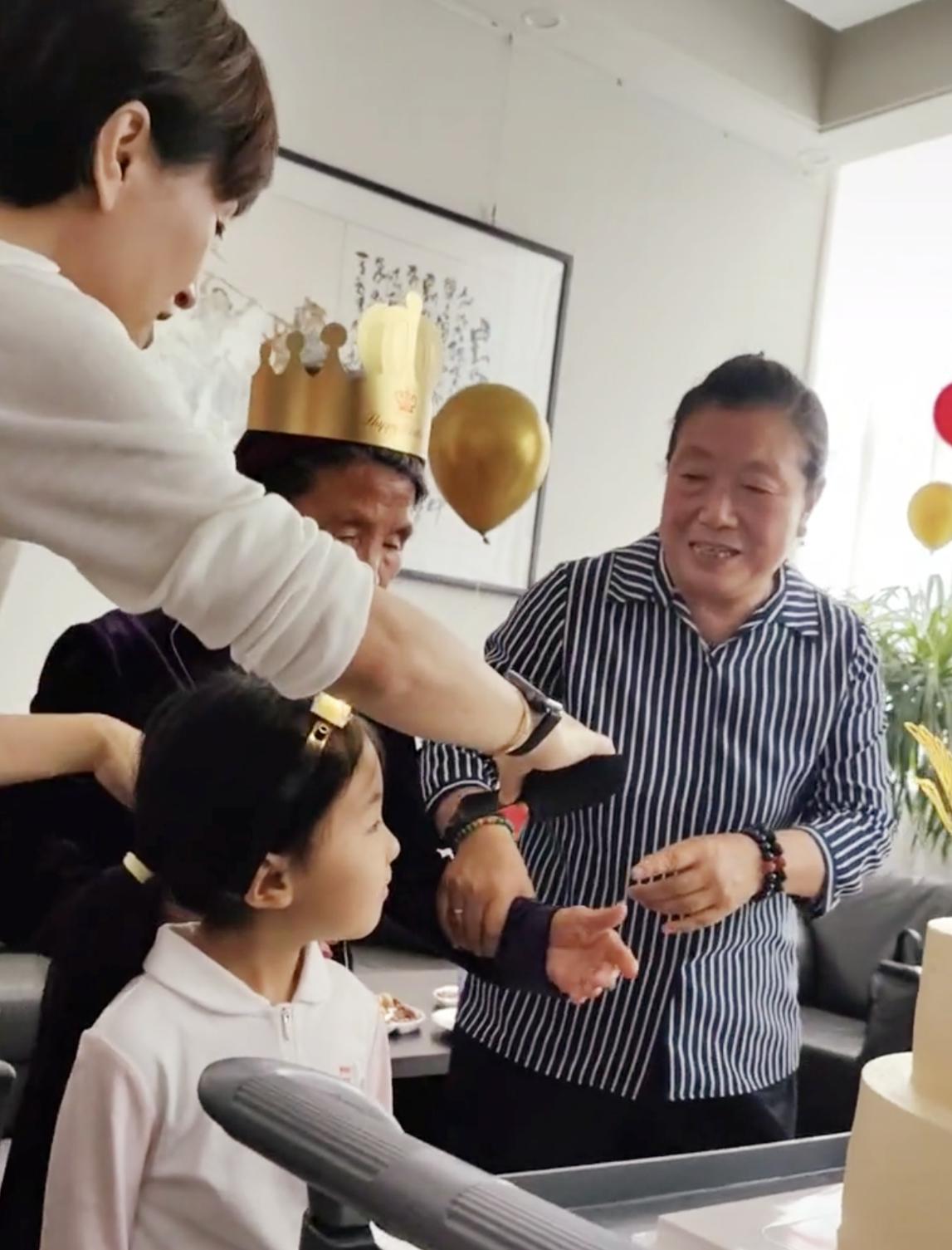家族关系中的财富与情感 前段时间,杨子妈妈的88岁生日庆生画面引发