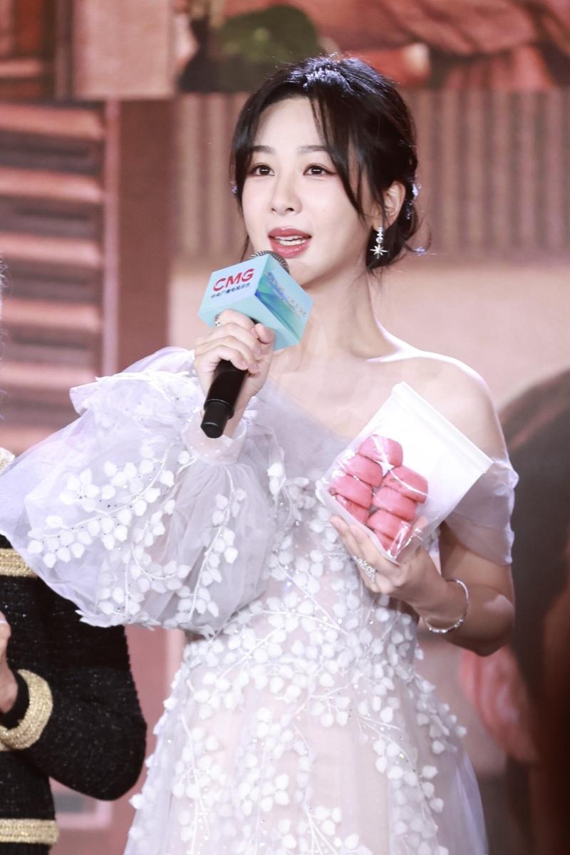 杨紫与于和伟同台领奖,演技获认可,演艺之路令人动容 杨紫与于和伟