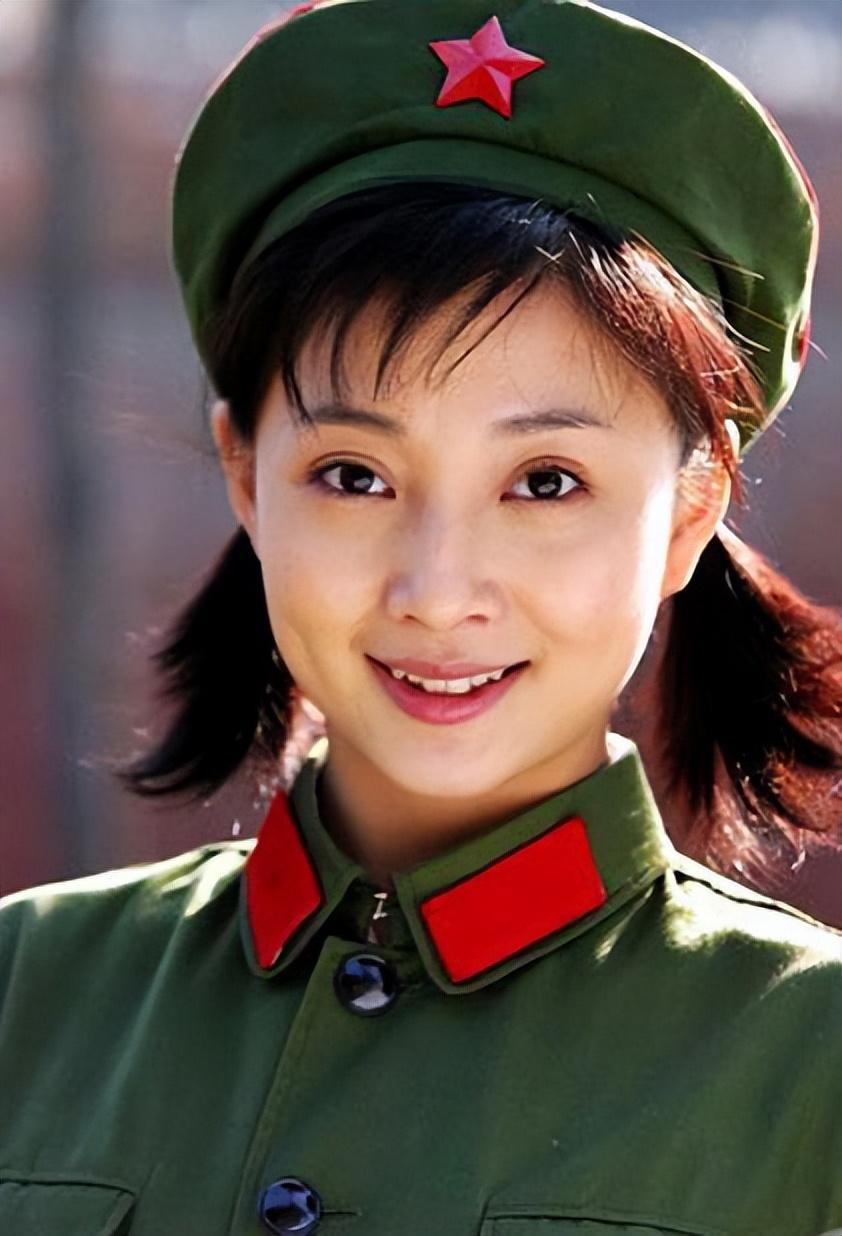 殷桃:成名路与"混乱情史" 殷桃是一位事业有成的女演员,但她的感情