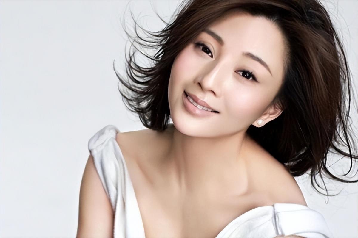 殷桃:成名路与"混乱情史" 殷桃是一位事业有成的女演员,但她的感情