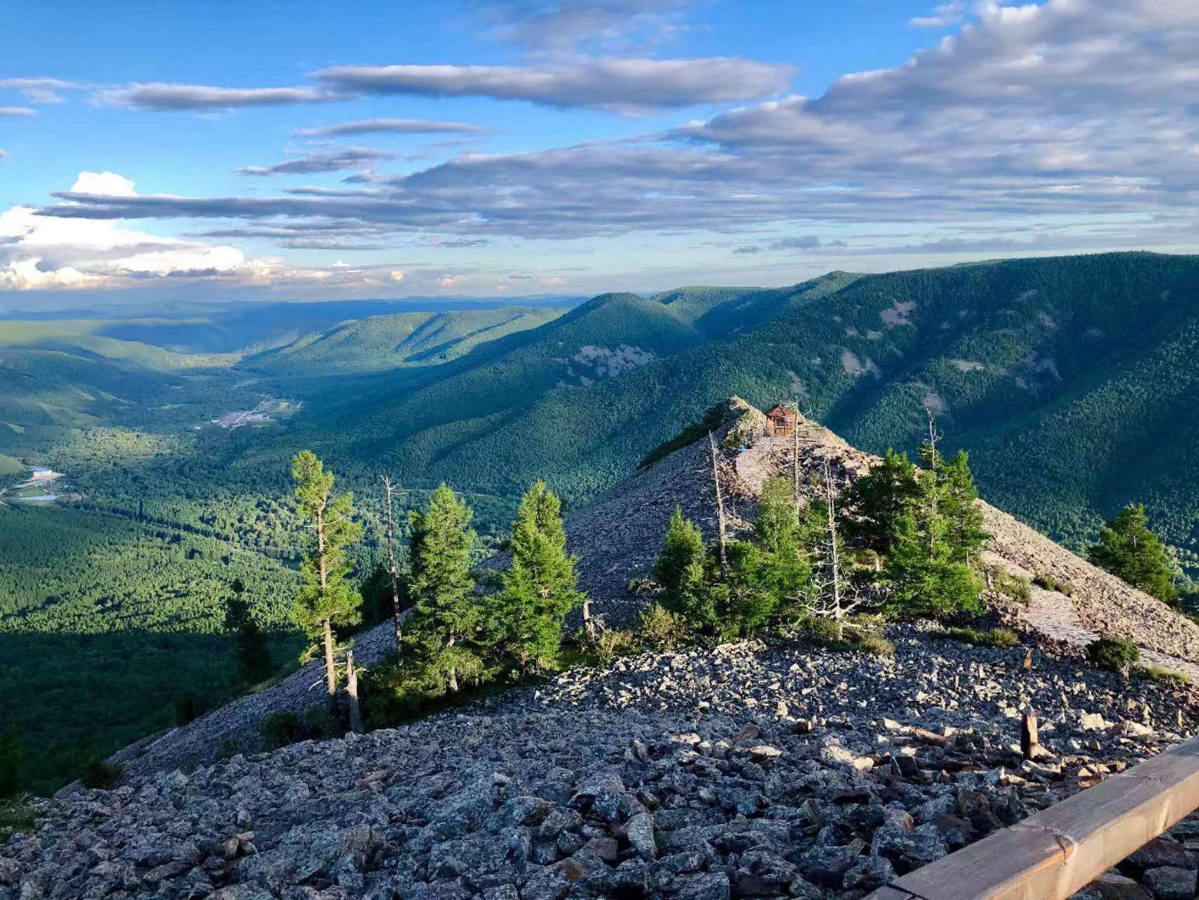 阿尔山白狼峰景区:如诗如画的仙境 内蒙古呼伦贝尔的阿尔山,如诗如画