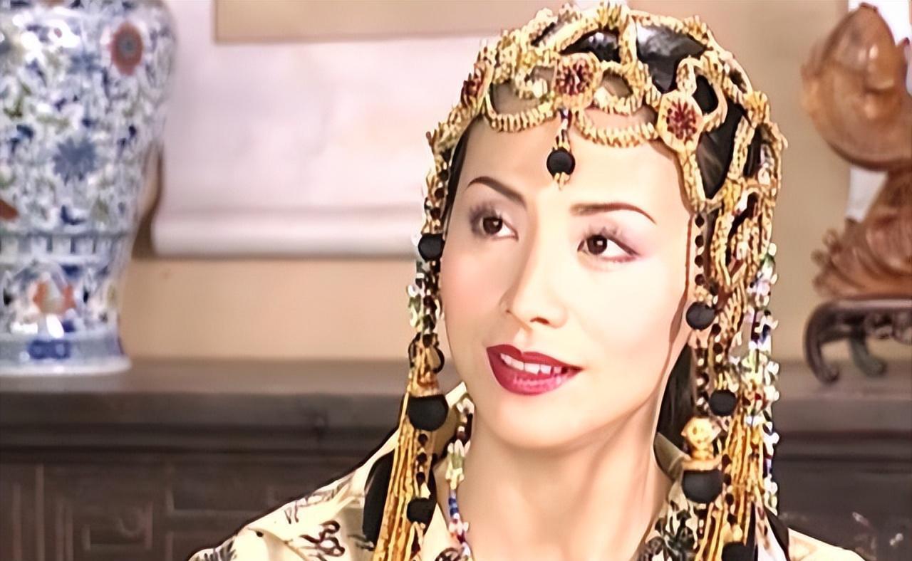 田丽:演艺之路的坎坷与坚韧 田丽,这位来自台湾的娱乐圈红人,以其独特