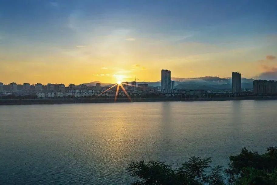 万安湖:赣江之心的恬静画卷 万安湖,静卧在层峦叠翠之中,宛如一颗璀璨