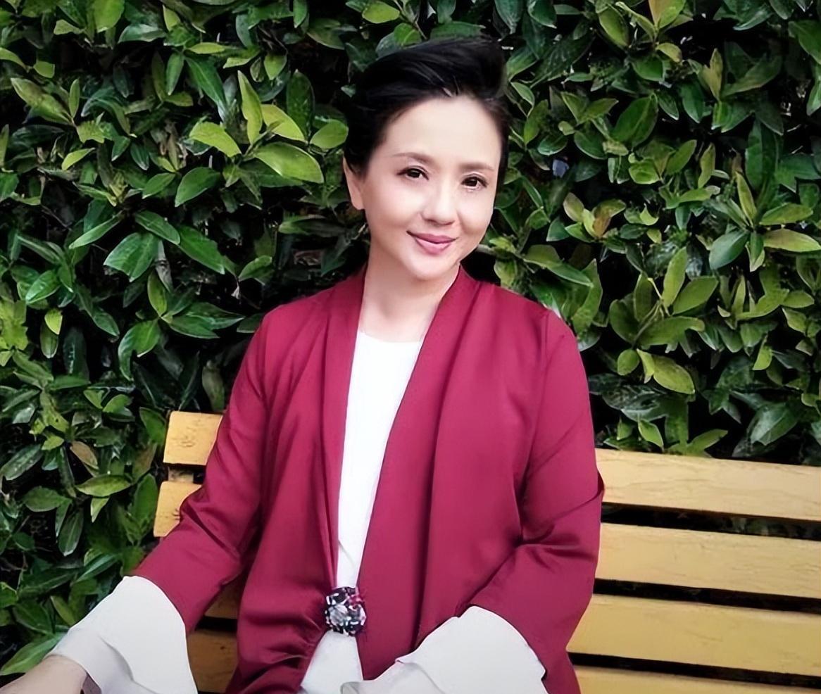 陶慧敏:演艺之路 陶慧敏,江南第一美女,早年以越剧演员身份崭露头角