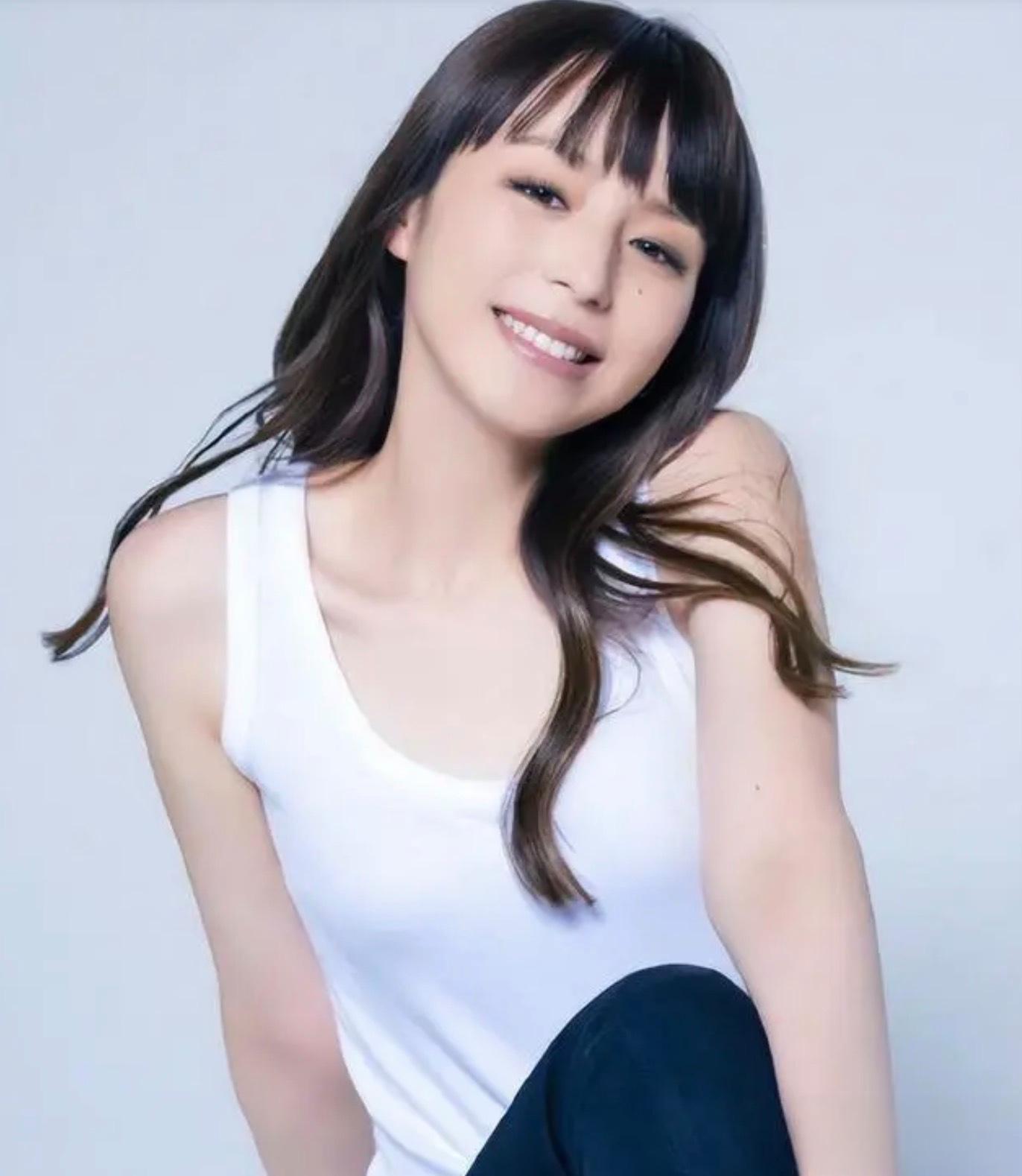 平野绫和谷口贤志都是日本演艺界的佼佼者,他们各自在事业上都