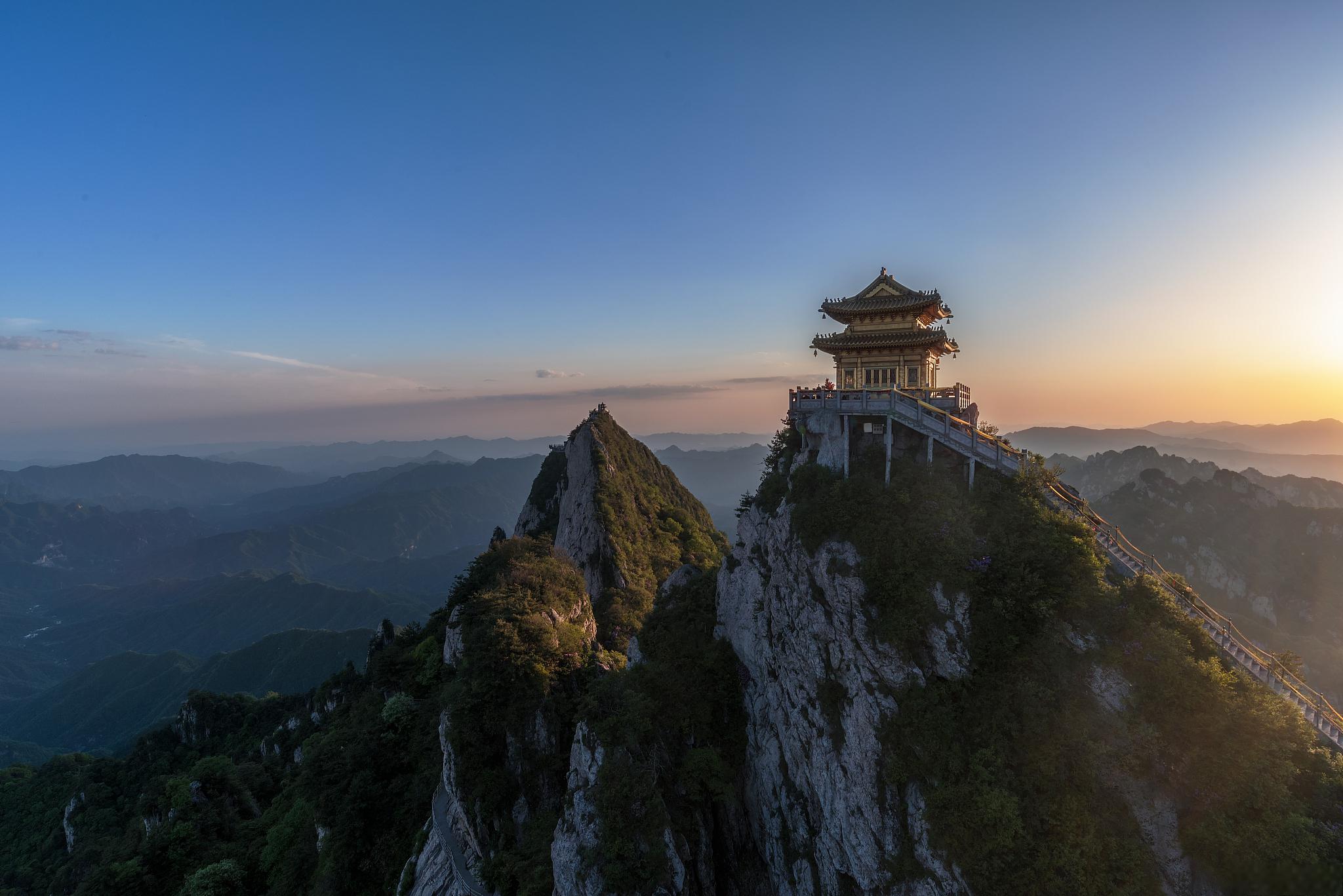 老君山:自然与人文交融的仙境 老君山位于河南洛阳栾川县,海拔2297米