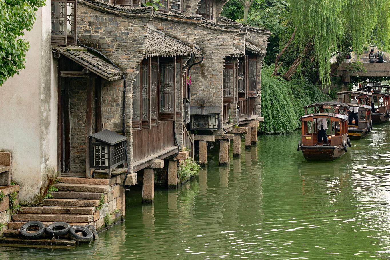 乌镇乌村位于浙江省嘉兴市桐乡市,是一座保存完好的水乡古村落