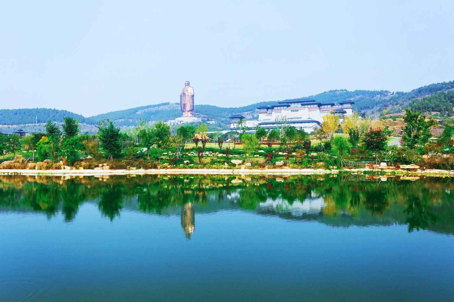 曲阜:鲁中山区的璀璨明珠 曲阜,鲁中山区的一颗璀璨明珠,以其悠久的