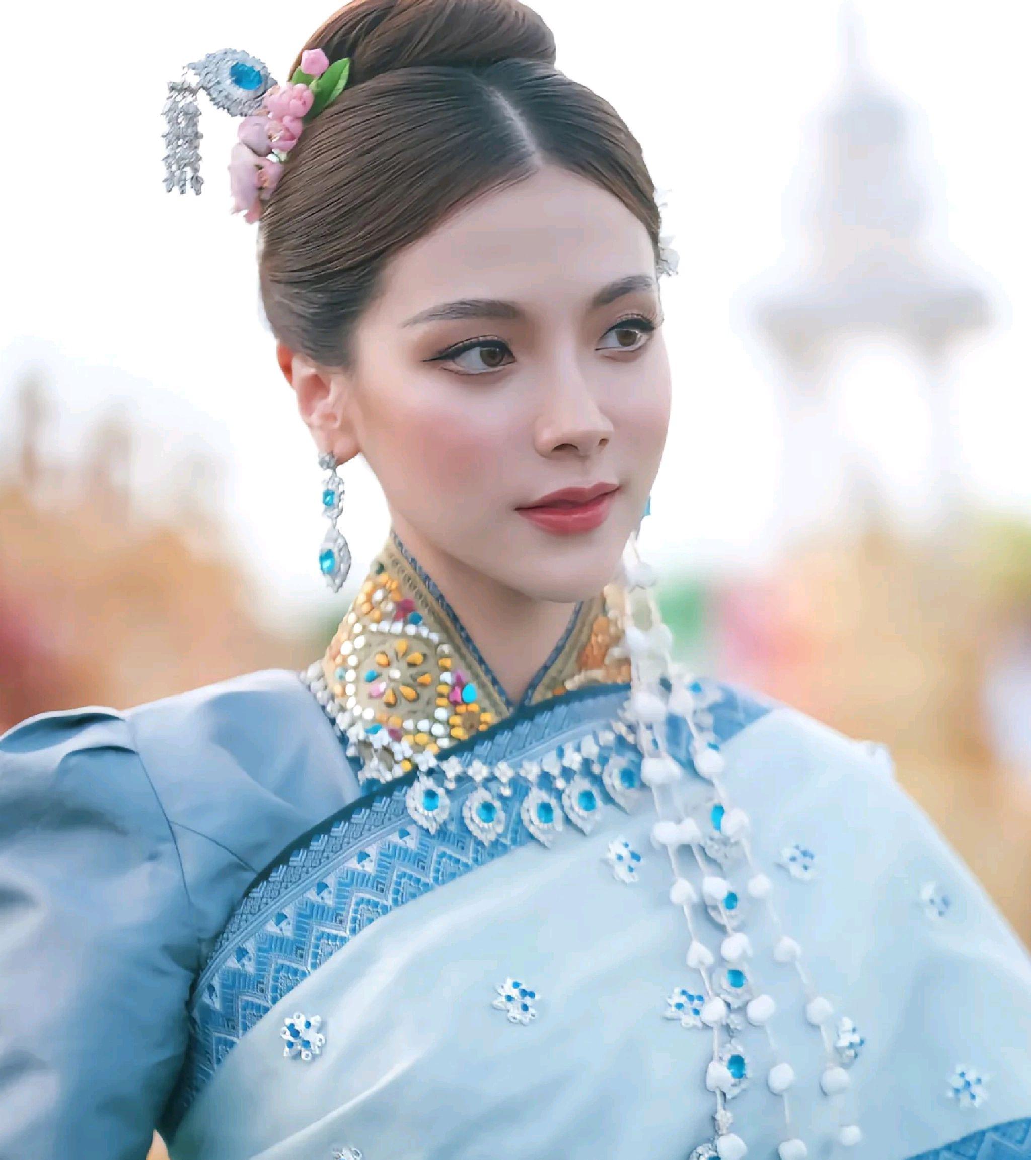 泰星小水:从青涩到成熟的美丽蜕变 在泰国娱乐圈,有一位备受瞩目的