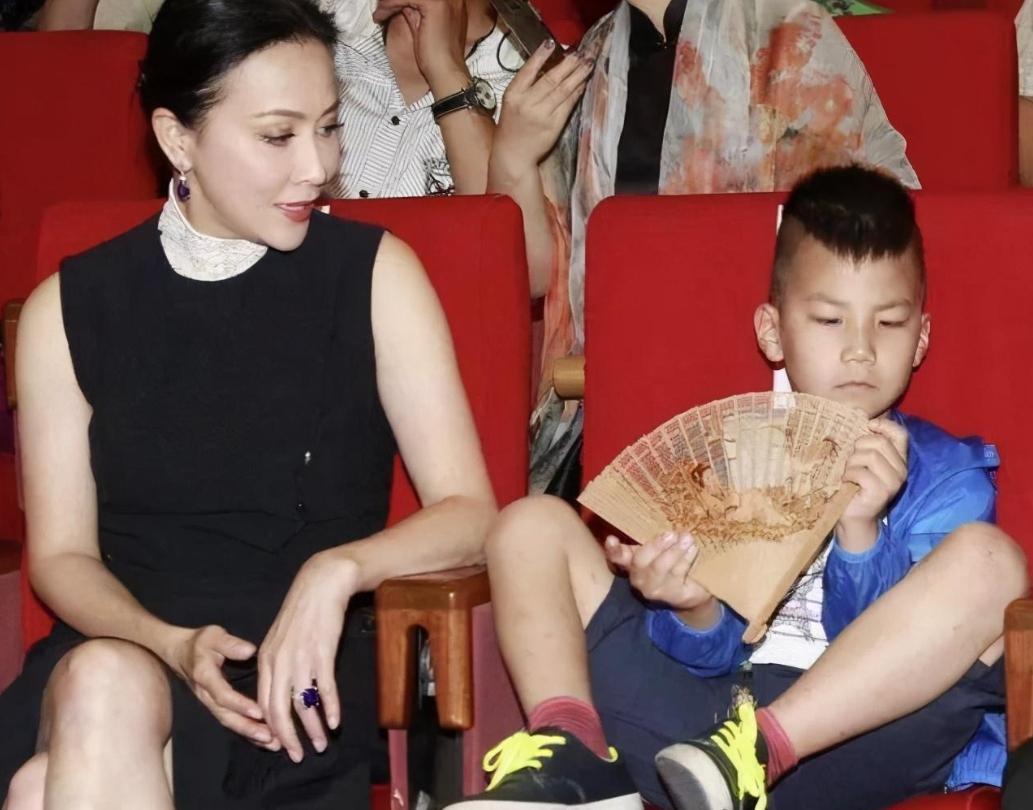 刘嘉玲与干儿子康康的温馨合照 刘嘉玲在社交媒体上分享了一张与干