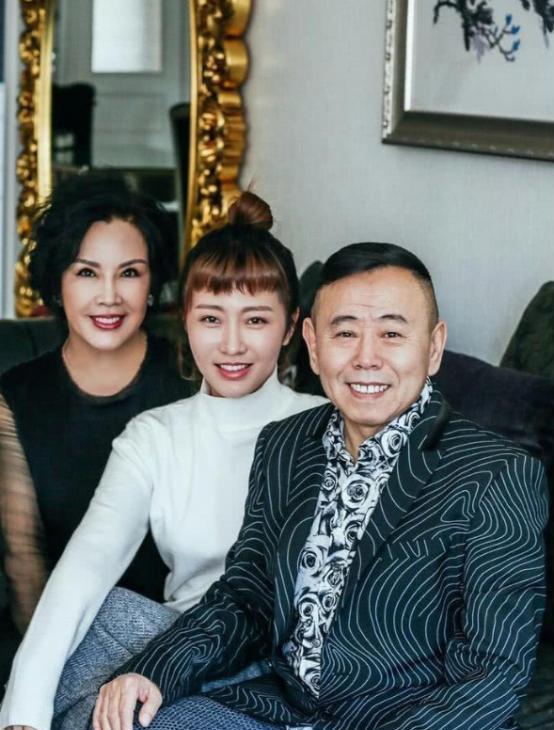 石磊与潘阳的豪门婚姻:爱情,亲情与幽默的交织 2012年,石磊与潘长江的