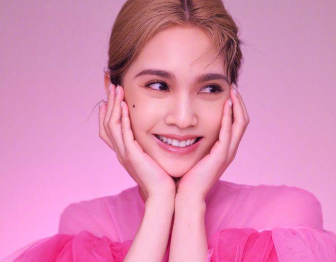 杨丞琳"翻车"事件:娱乐与文化的碰撞 近期,39岁的杨丞琳在郑州演唱会