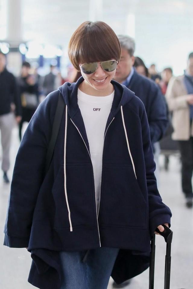 袁泉穿搭:素人也能穿出品位 袁泉衣品好,穿搭适合素人,不懂穿衣打扮的