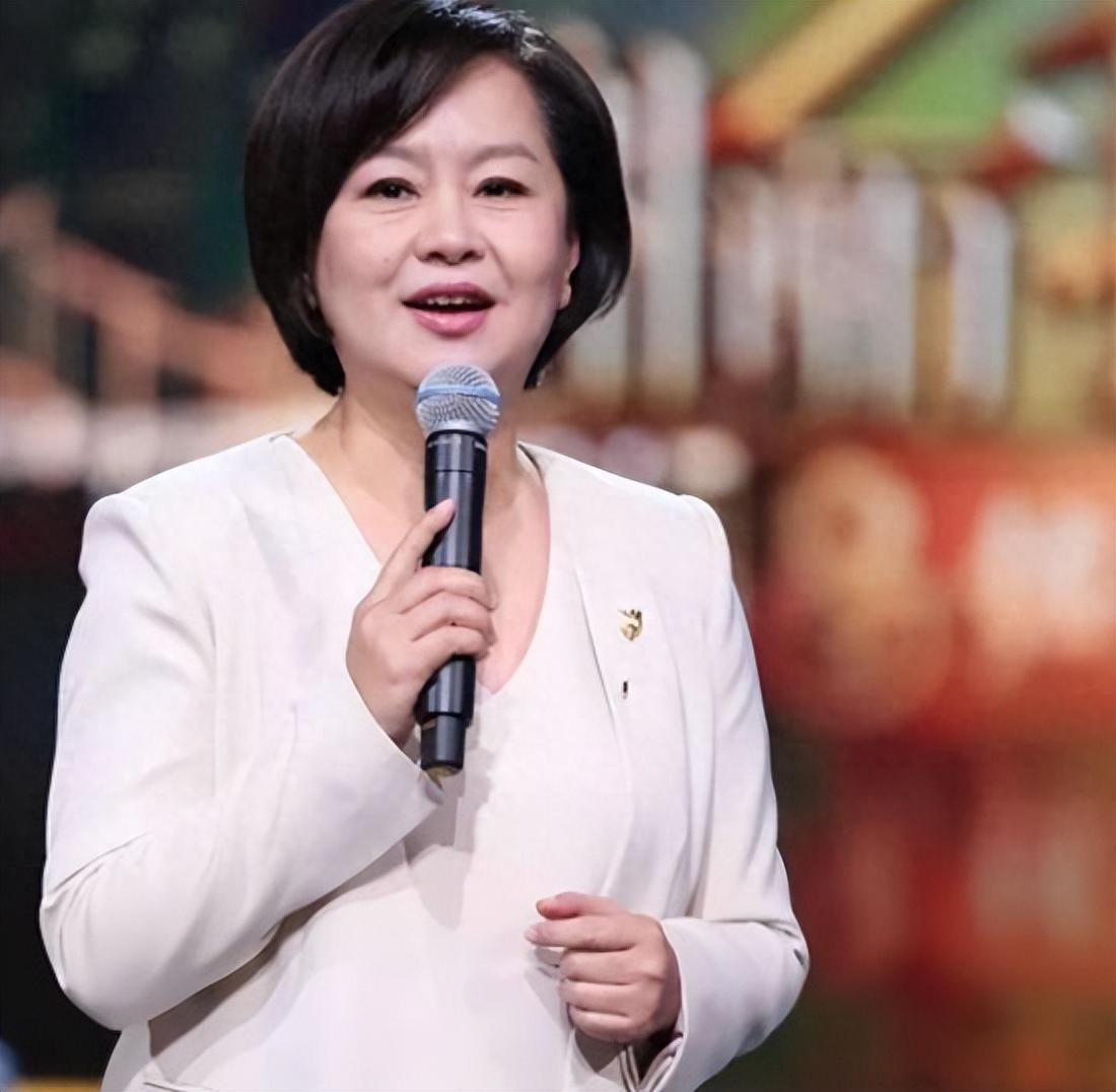 事业顺风,感情坎坷,终获幸福 鞠萍姐姐,最受孩子喜欢的主持人,她在