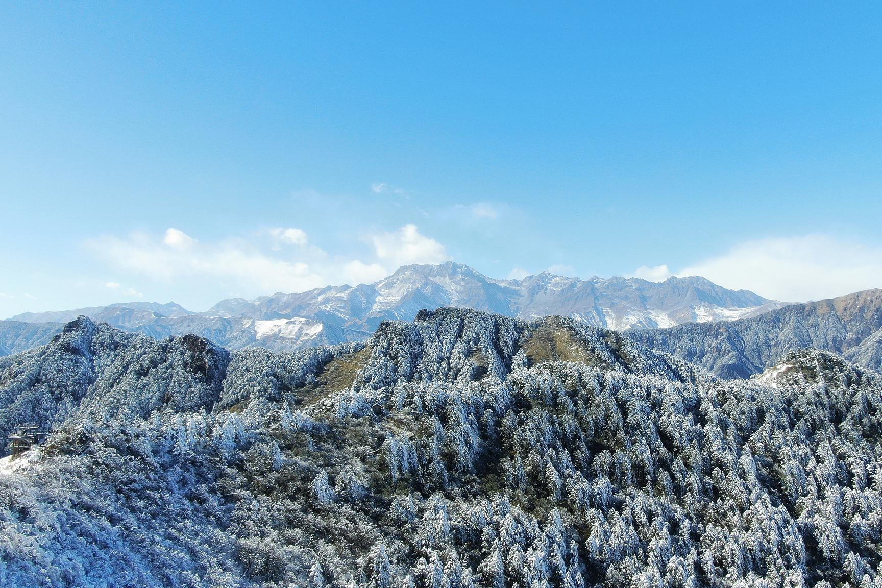 西岭雪山:探索中国西部的壮丽奇景 西岭雪山,海拔5364米,位于邛崃山脉