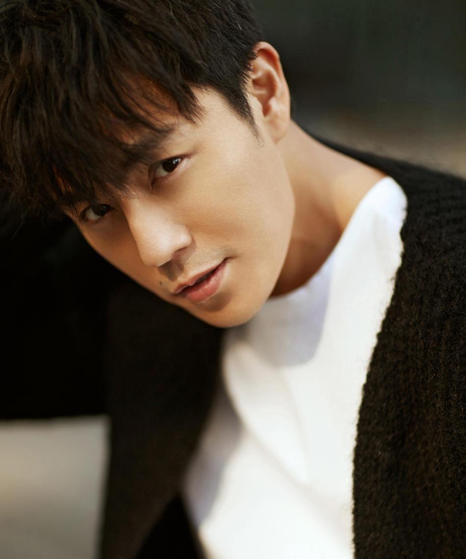 秦昊:演艺生涯与家庭的坚实支柱 在《亲爱的小孩》中,秦昊的演技深受