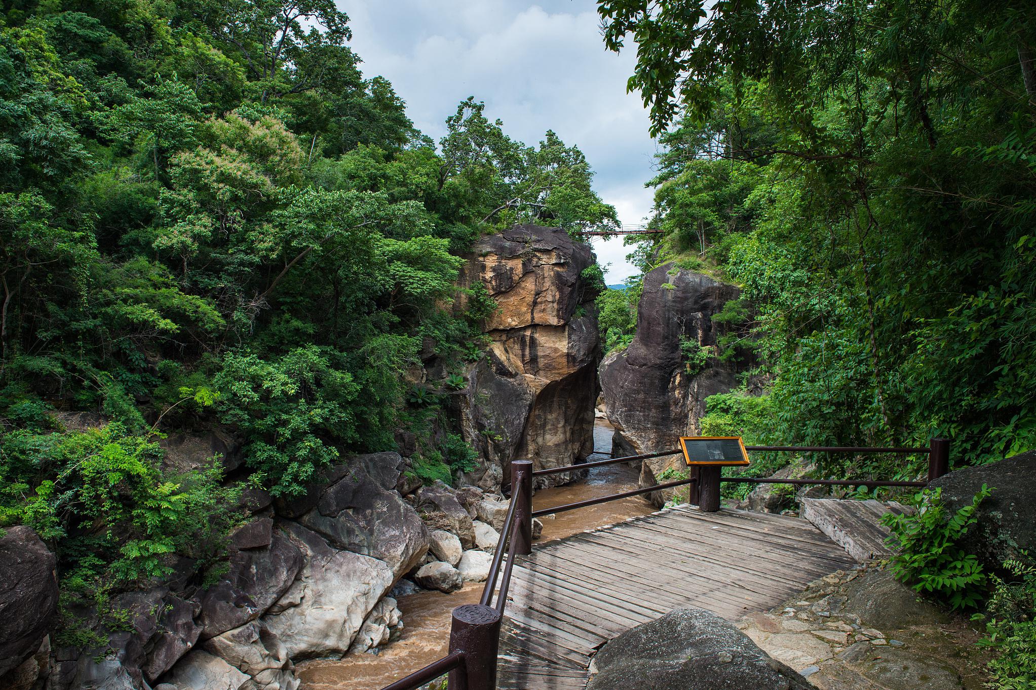 龙门山色:洛阳璀璨名片 洛阳,千年古都,秀美山水与人文景观令人流连