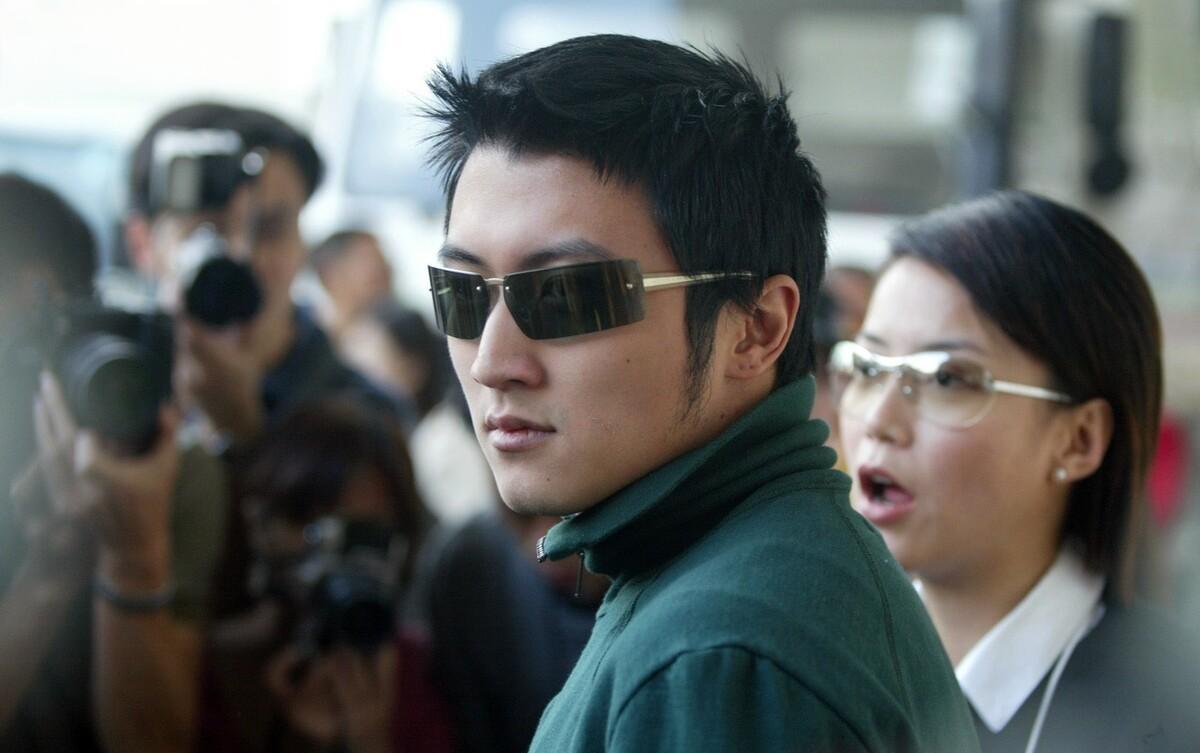 谢霆锋,曾是85,90后摇滚时代的重要人物,在2001年的专辑《viva活住贩