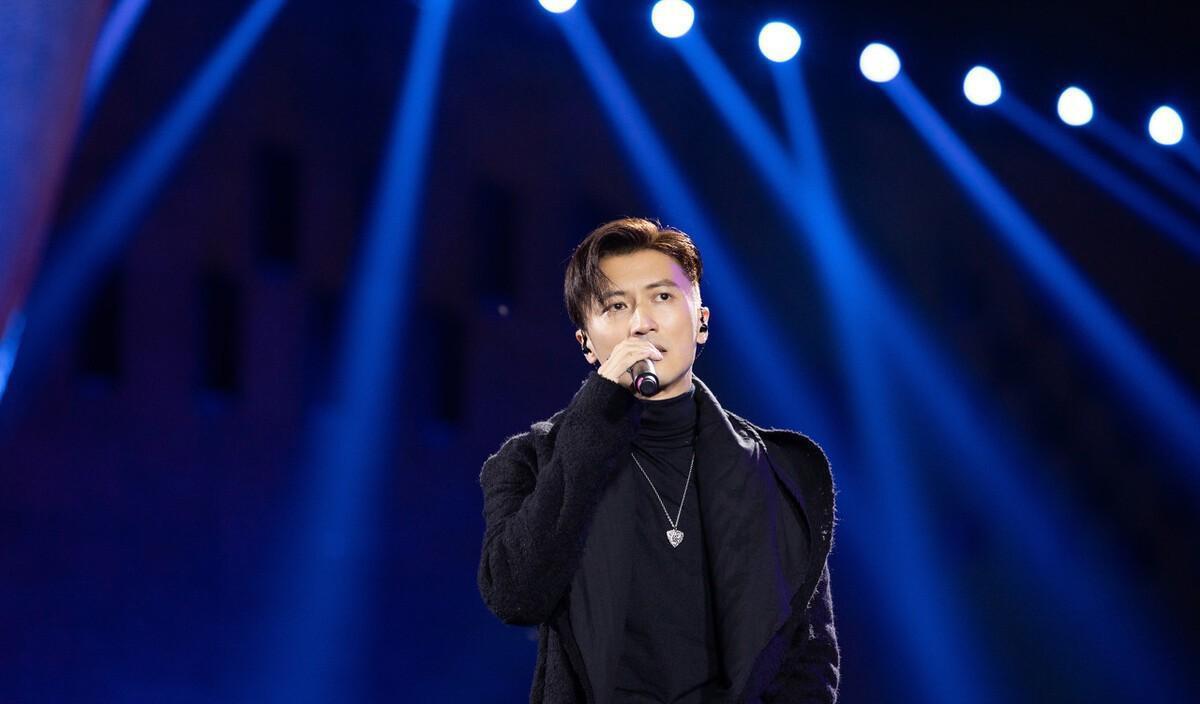 谢霆锋,曾是85,90后摇滚时代的重要人物,在2001年的专辑《viva活住贩