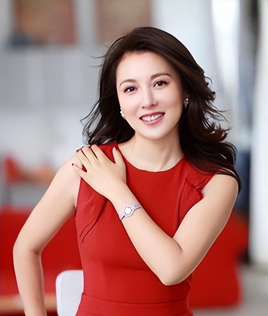 央视女主持梦桐:事业家庭双丰收,幸福人生羡煞旁人 央视国际频道的