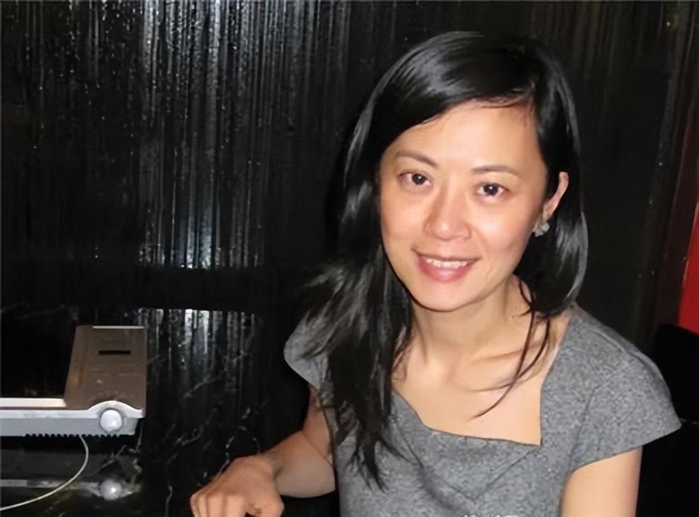 央视女主持姜丰:跨国婚姻背后的抉择与代价 姜丰,曾是央视的一颗璀璨