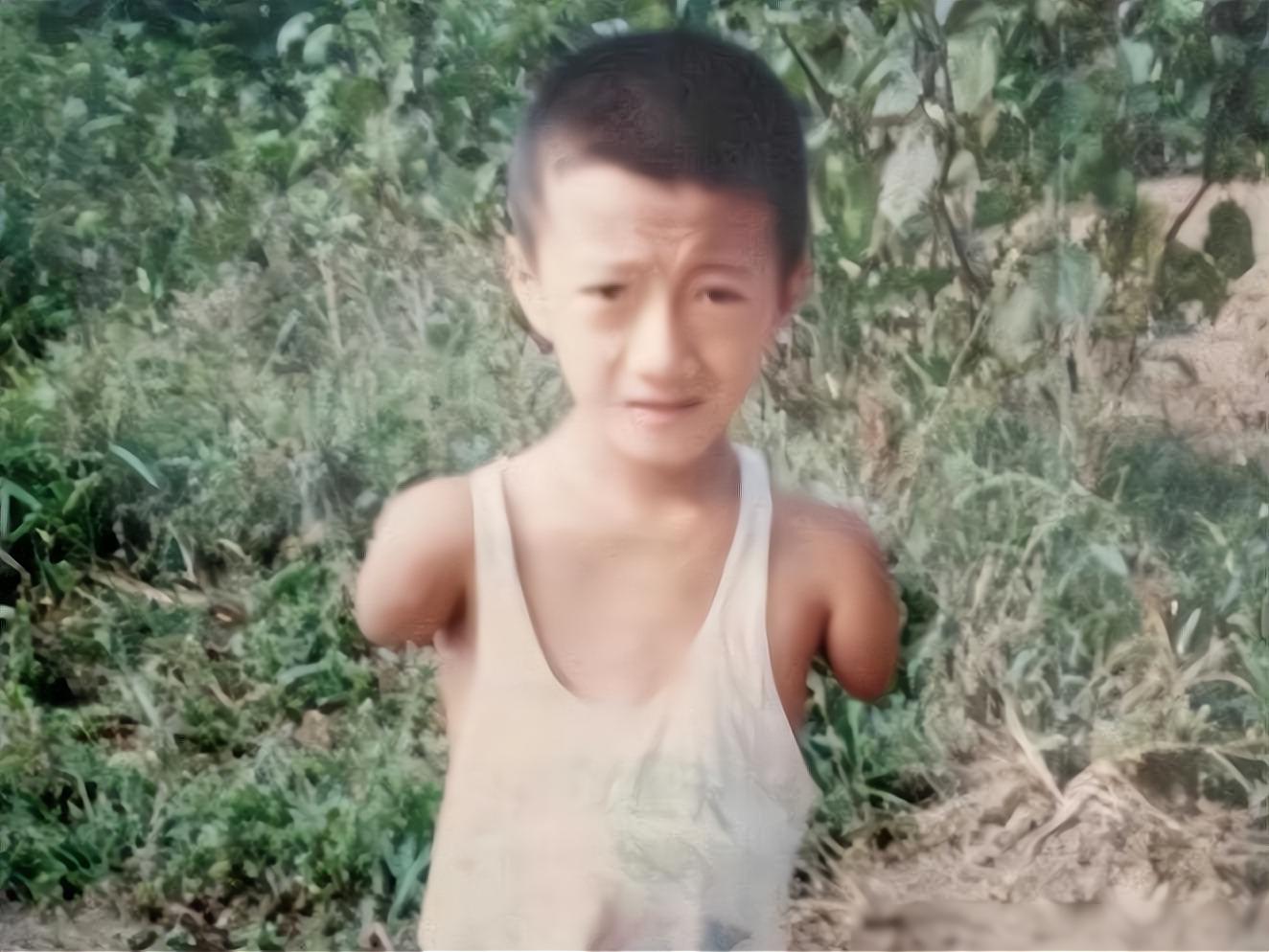 筷子哥袁立东:无手无脚,却能征服人生逆境 袁立东,一个没有手和脚的