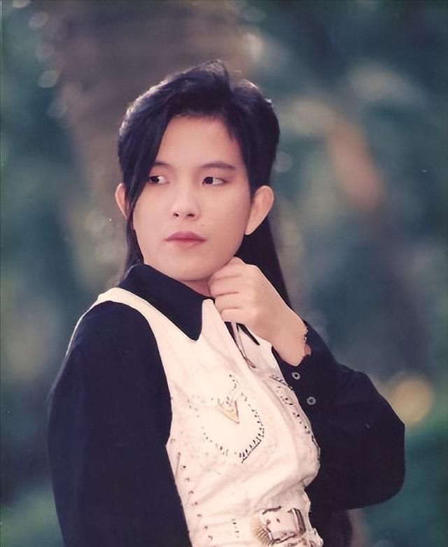 潘美辰:乐坛的传奇中性歌手 潘美辰,这个名字或许已经淡出人们的视线