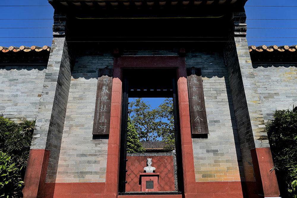 省东莞市石碣镇崇煥东路38号,是明代末期蓟辽督师袁崇焕的故居遗址