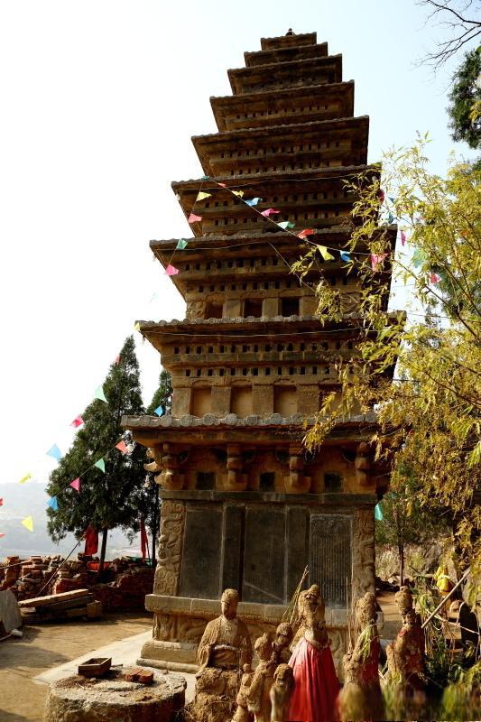 探访鹤壁双塔寺,见证历史与自然的交融 鹤壁双塔寺,又名玄天洞石塔