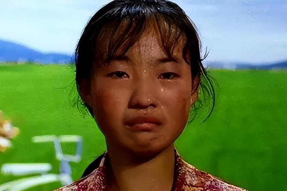 张艺谋的电影《一个都不能少》中的女主角魏敏芝,一夜爆红,被大众所