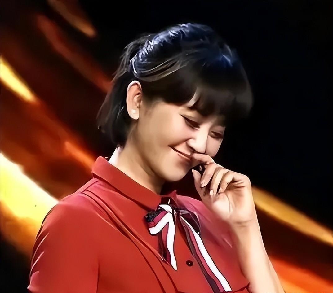 方琼:逆境中绽放的电视传奇 在中国的电视荧屏上,有一位女主持人凭借