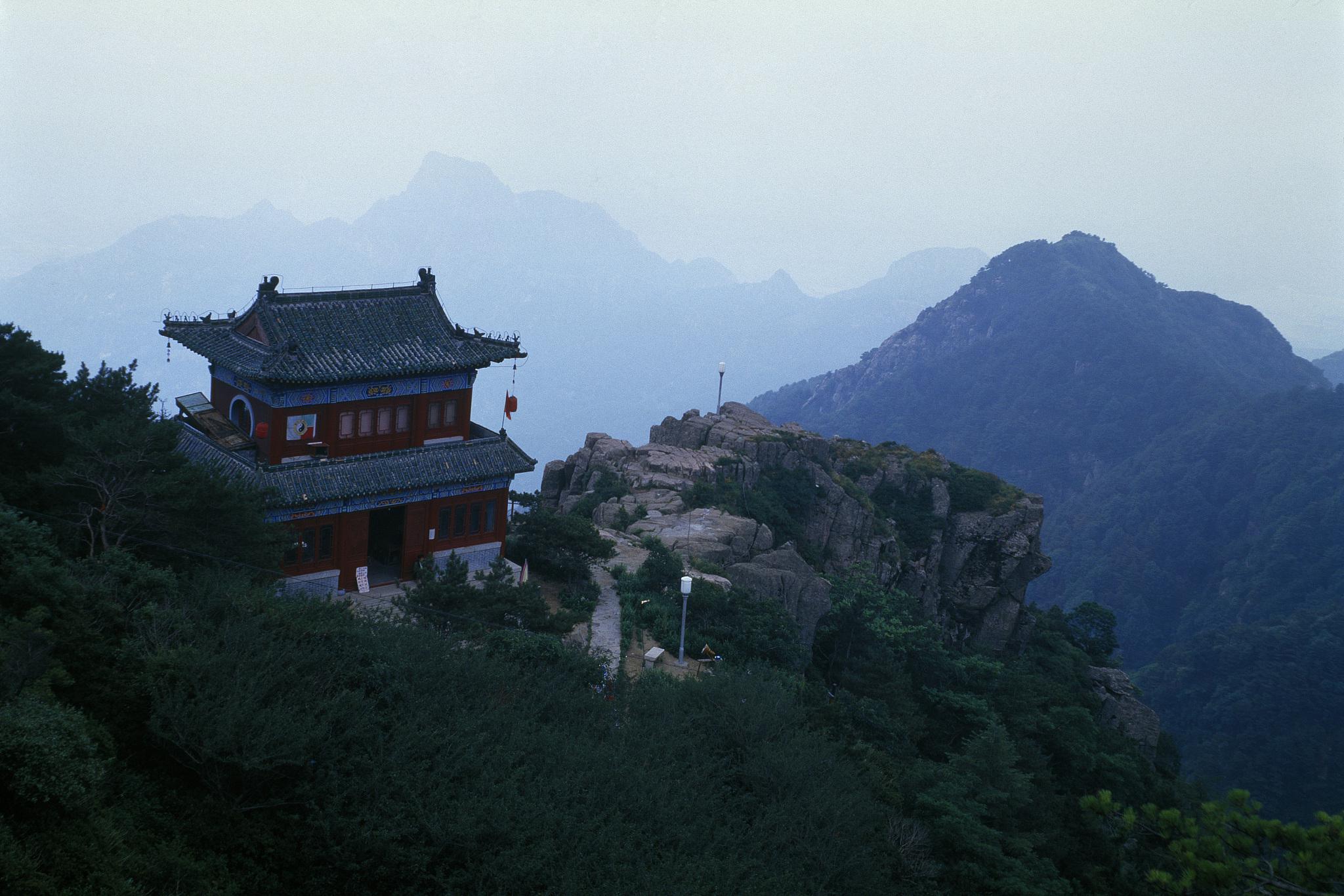泰山位于山东省中部,是中国自然奇观和中华文化的瑰宝